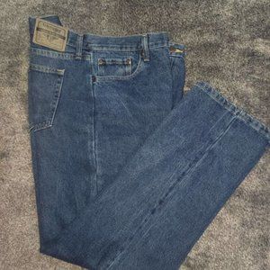 Wrangler heavy duty straight legged jeans in size 40/32